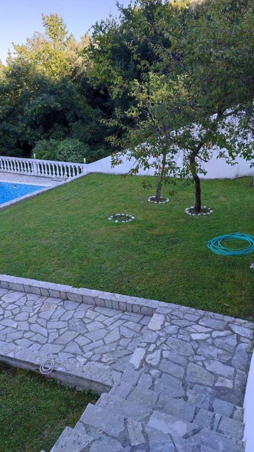 Mountain Bay Views Apartments Njivice Kültér fotó