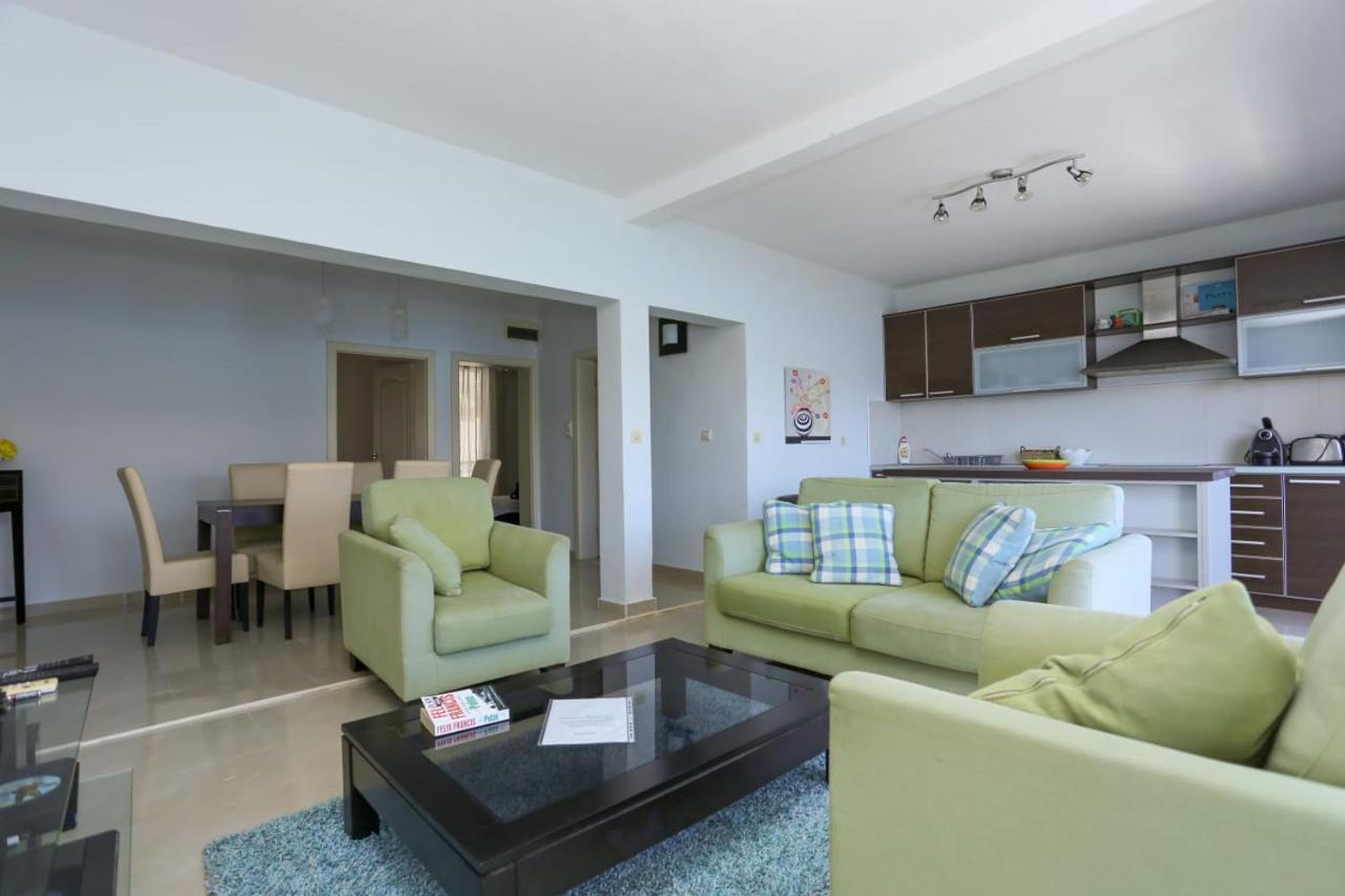 Mountain Bay Views Apartments Njivice Kültér fotó