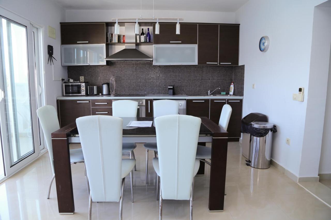 Mountain Bay Views Apartments Njivice Kültér fotó