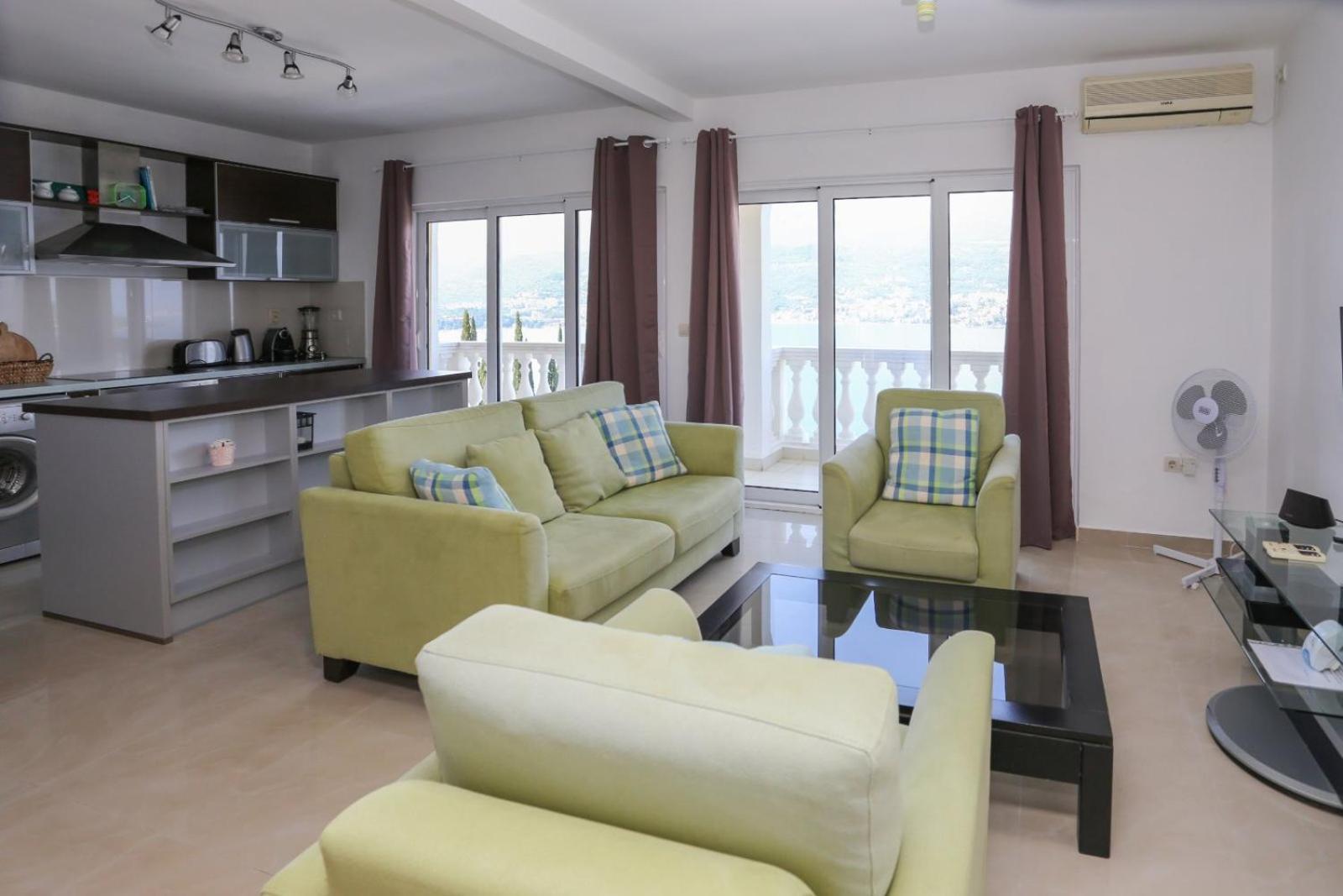 Mountain Bay Views Apartments Njivice Kültér fotó