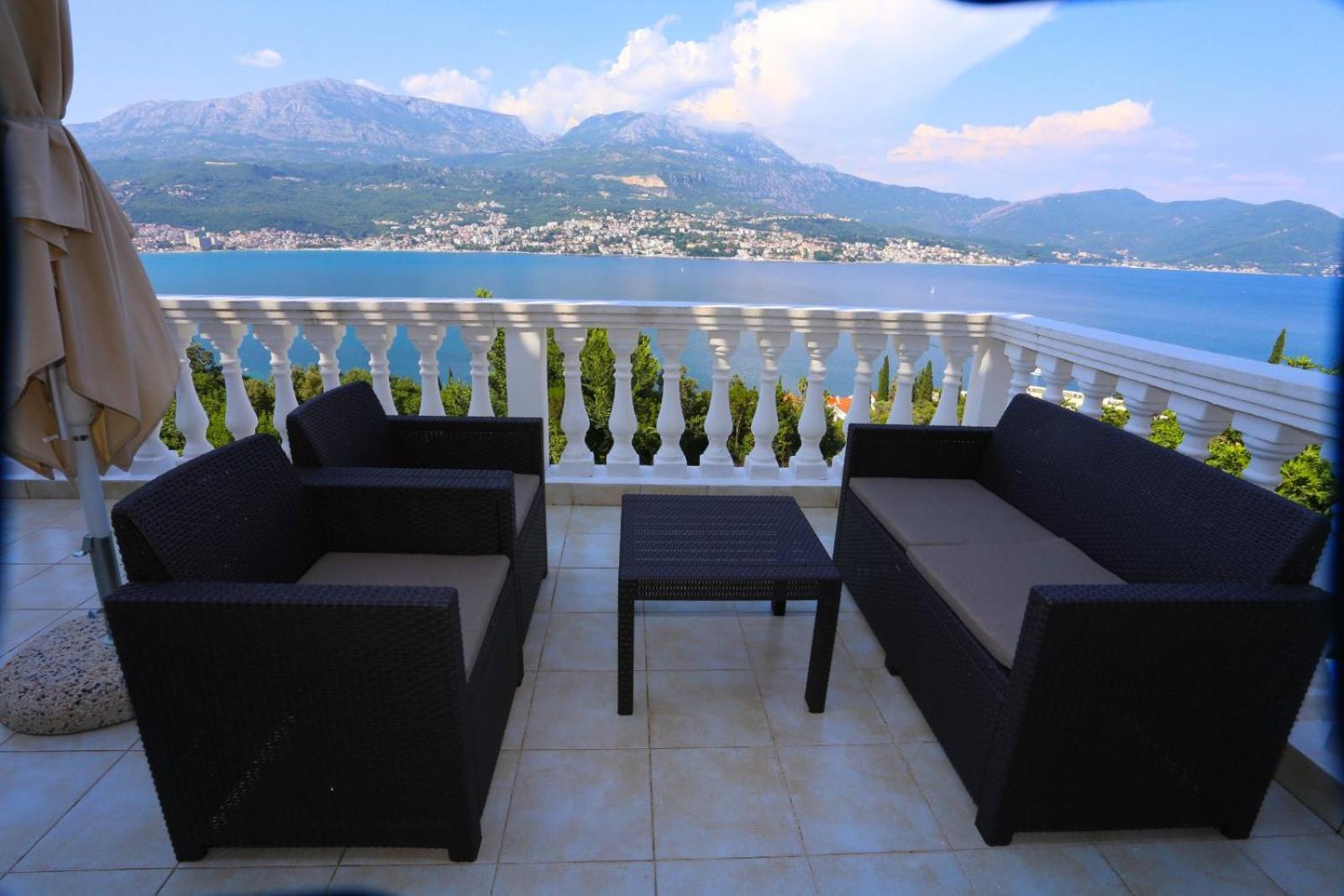 Mountain Bay Views Apartments Njivice Kültér fotó