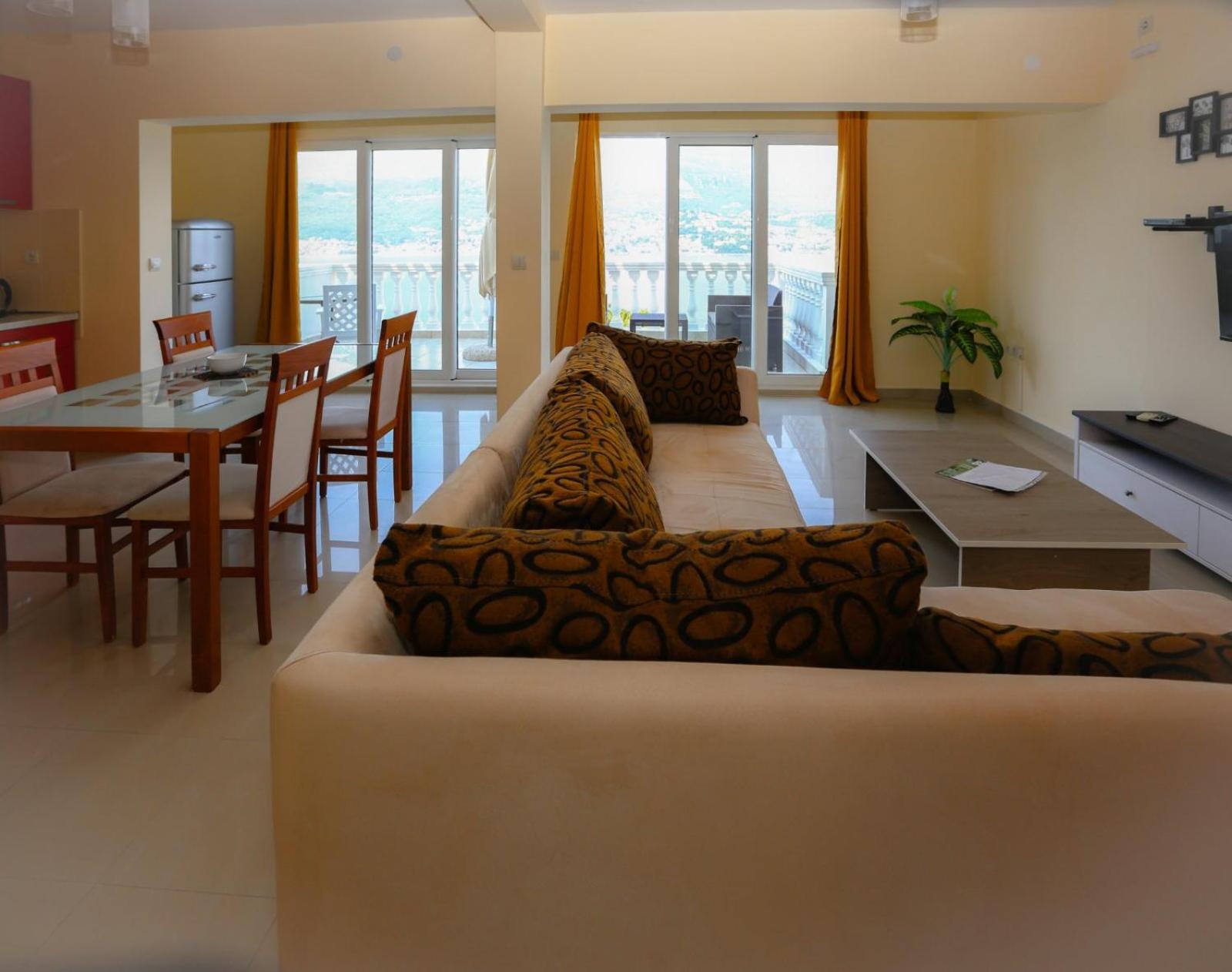 Mountain Bay Views Apartments Njivice Kültér fotó