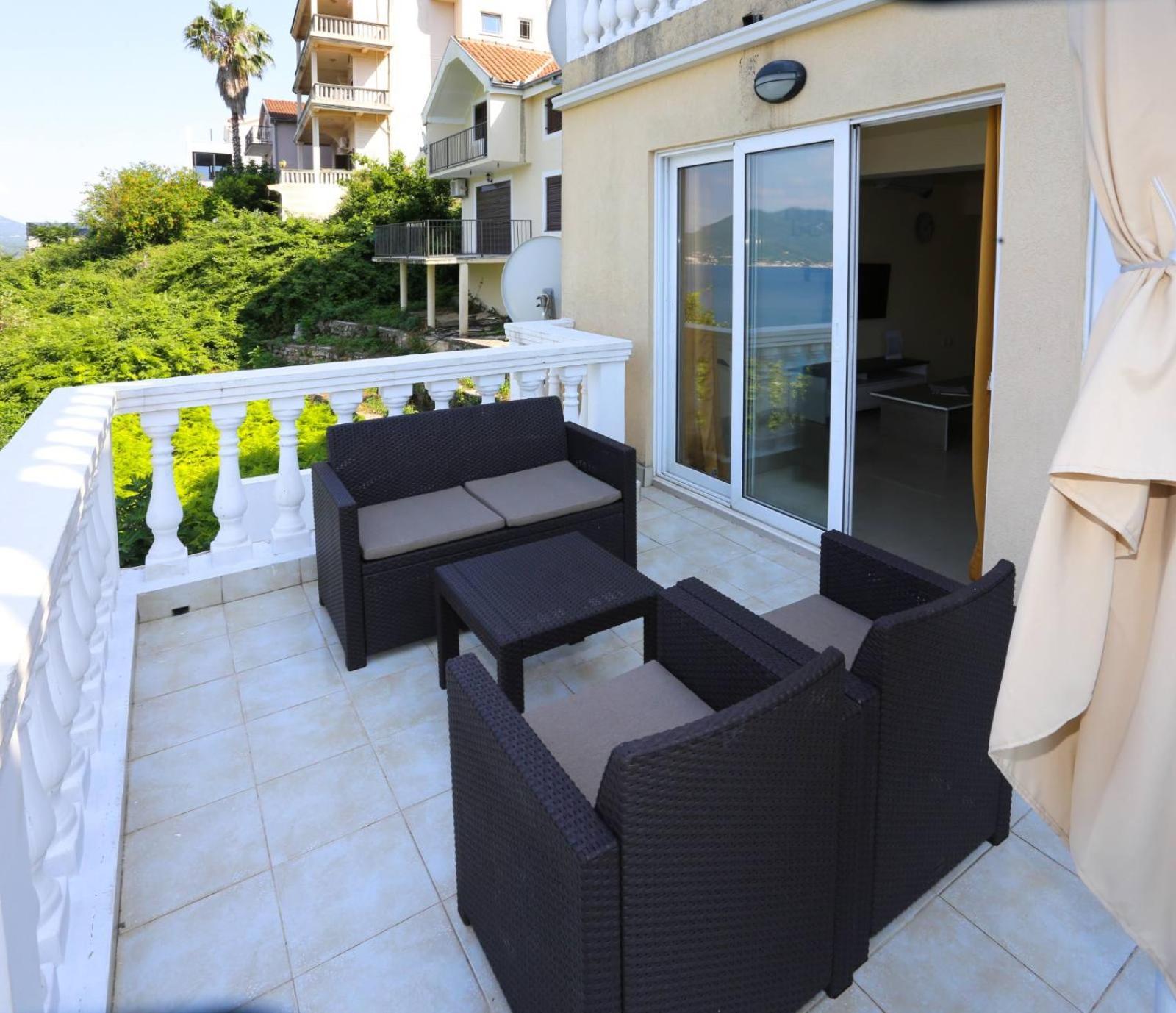 Mountain Bay Views Apartments Njivice Kültér fotó
