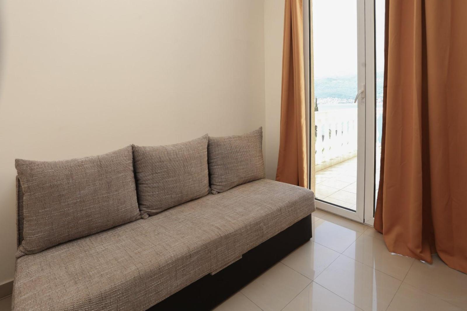 Mountain Bay Views Apartments Njivice Kültér fotó