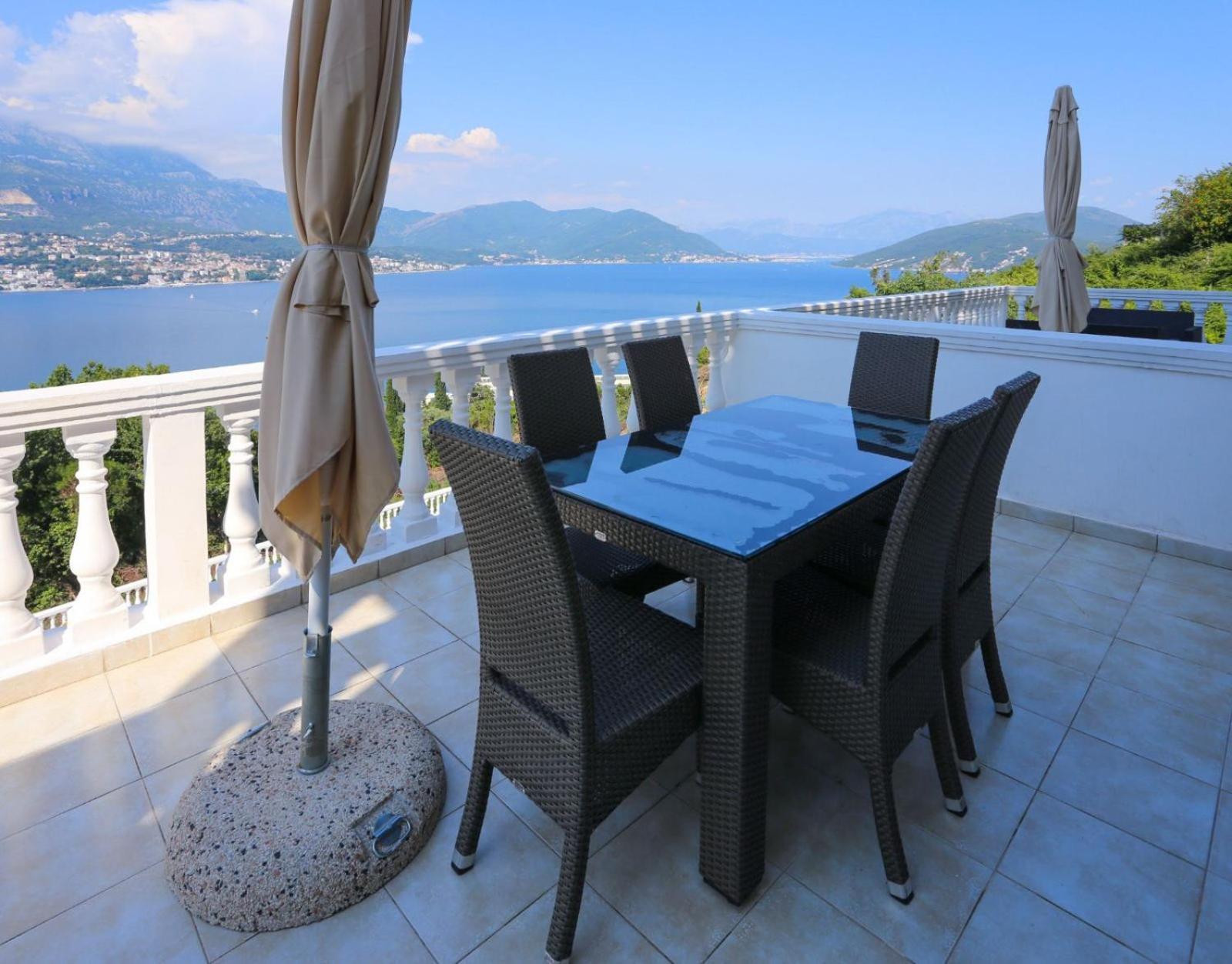 Mountain Bay Views Apartments Njivice Kültér fotó
